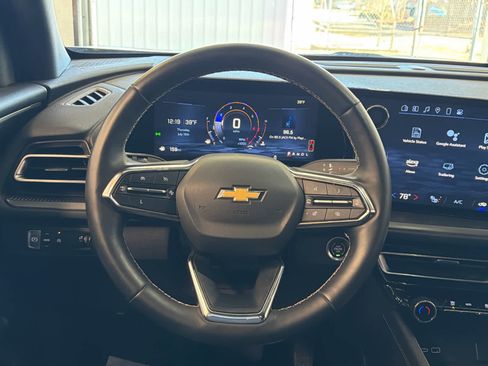 Used 2025 Chevrolet Traverse LT image 38