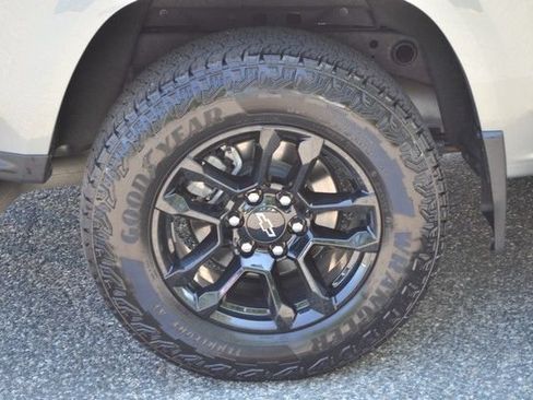Used 2025 Chevrolet Colorado Z71 w/ Midnight Edition AWD/4WD image 11
