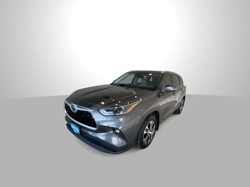 Used 2022 Toyota Highlander XLE AWD/4WD image 4