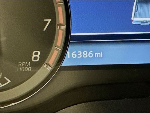 Used 2024 Nissan Titan PRO-4X w/ Pro-4x Convenience Package image 19