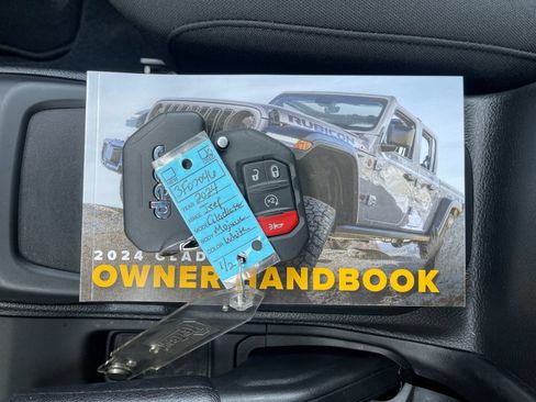 Used 2024 Jeep Gladiator Mojave w/ Technology Group AWD/4WD image 10