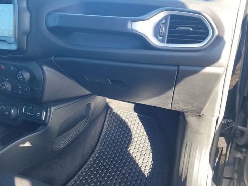 Used 2018 Jeep Renegade Latitude w/ Cold Weather Group image 17