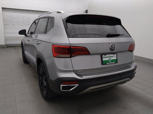 Used 2023 Volkswagen Taos SE w/ Panoramic Sunroof Package FWD image 5