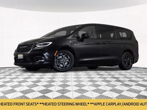 Used 2022 Chrysler Pacifica Touring-L w/ Uconnect Theater Family Group FWD image 2