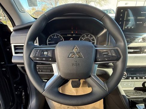 New 2026 Mitsubishi Outlander ES image 13