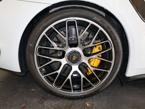 Used 2015 Porsche 911 Turbo S w/ High-end Infotainment Package AWD/4WD image 35