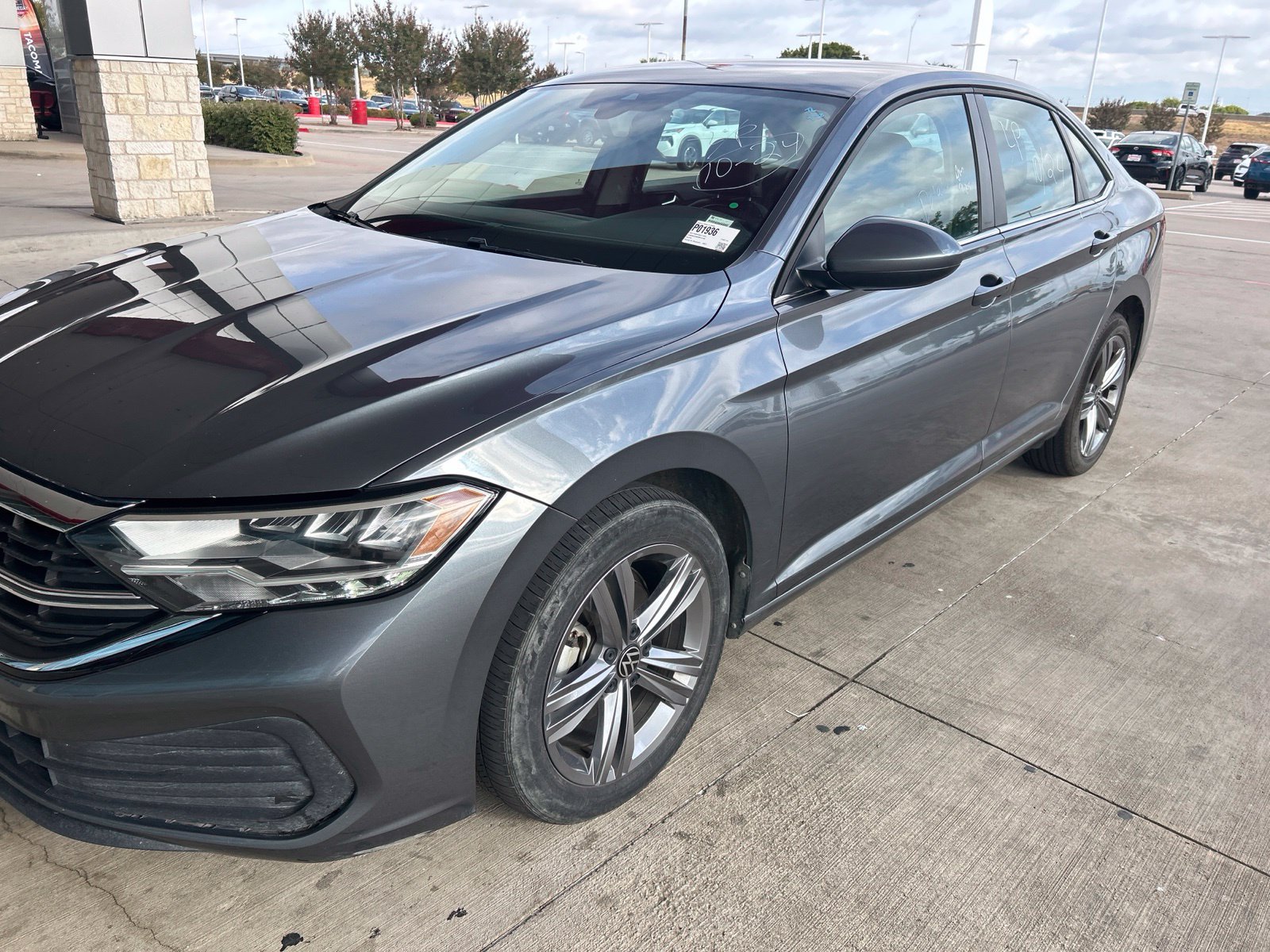 Used 2024 Volkswagen Jetta SE FWD image 1