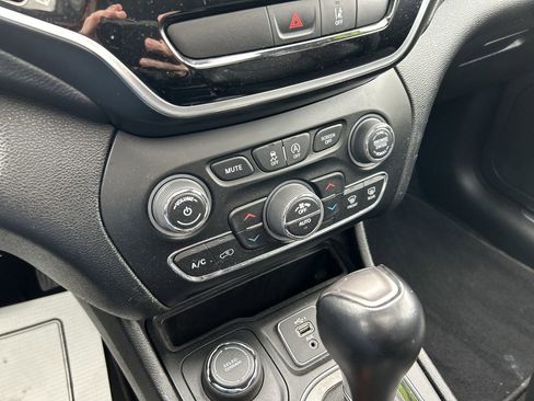 Used 2022 Jeep Cherokee Limited AWD/4WD image 29