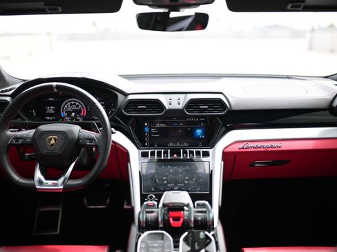 Used 2021 Lamborghini Urus image 11