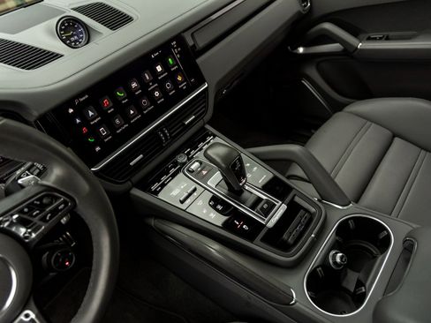 Certified 2022 Porsche Cayenne Turbo S image 32