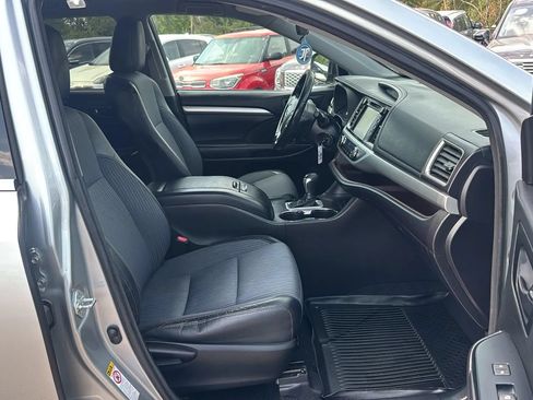 Used 2017 Toyota Highlander Plus FWD image 12