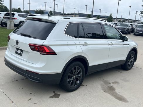 Used 2023 Volkswagen Tiguan SE w/ Panoramic Sunroof Package FWD image 10