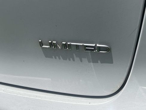 Used 2020 Chrysler Pacifica Limited w/ Tire & Wheel Group FWD image 9