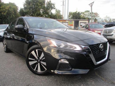 Used 2022 Nissan Altima 2.5 SV image 2