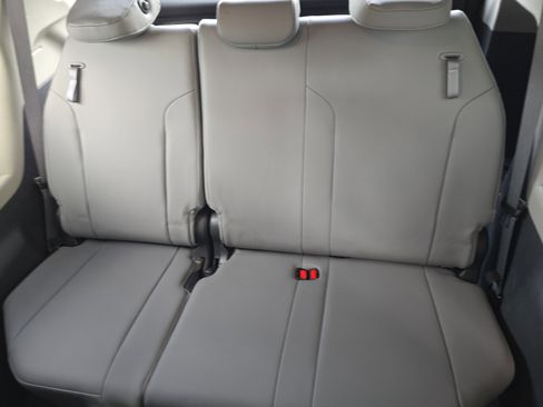 Used 2022 Toyota Sienna XLE FWD image 17