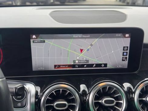 Used 2021 Mercedes-Benz GLB 250 4MATIC w/ Premium Package image 13
