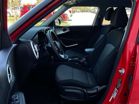 Used 2025 Kia Soul LX w/ LX Technology Package image 9