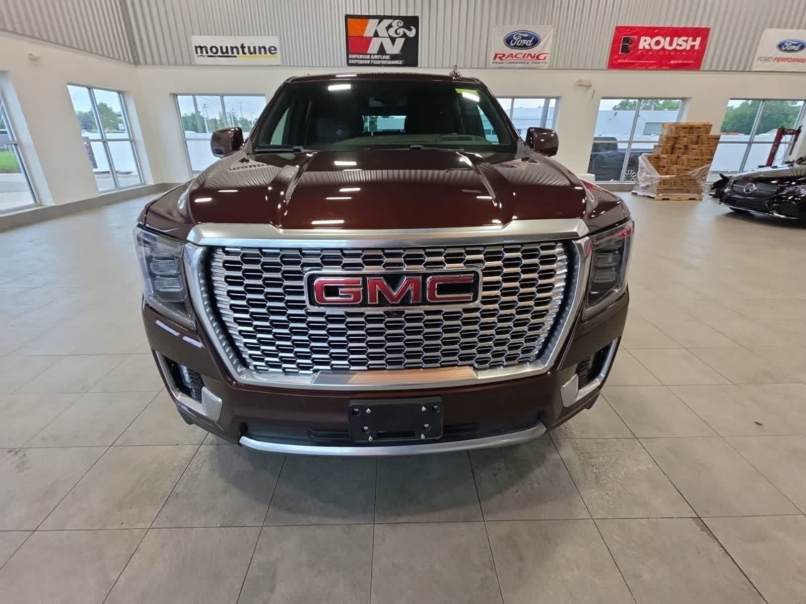 Used 2023 GMC Yukon XL Denali AWD/4WD image 3