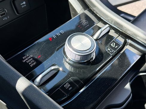 Used 2023 Jeep Grand Cherokee Overland AWD/4WD image 12