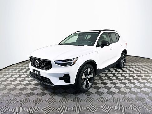 Used 2023 Volvo XC40 B5 Plus w/ Driver Assist Package image 5
