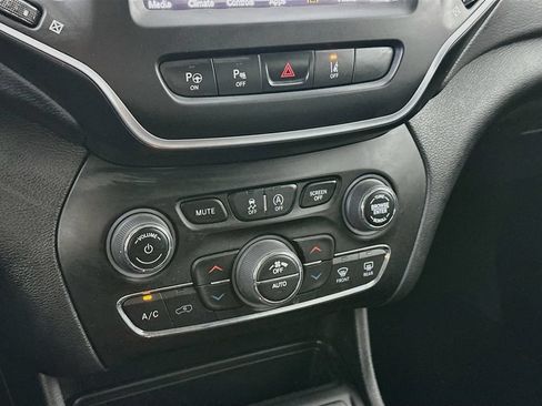 Used 2023 Jeep Cherokee Altitude Lux AWD/4WD image 18