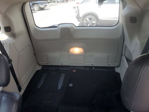 Used 2016 Chrysler Town & Country Touring FWD image 11