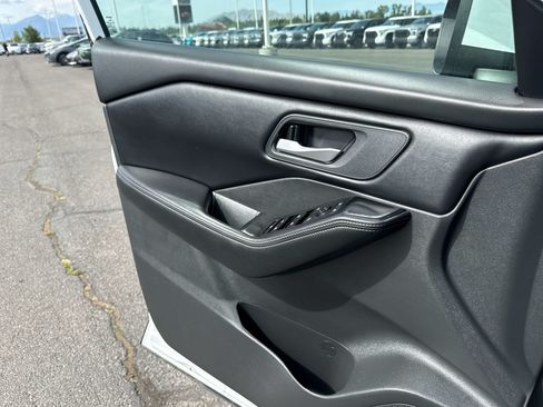 Used 2025 Nissan Rogue SV AWD/4WD image 12