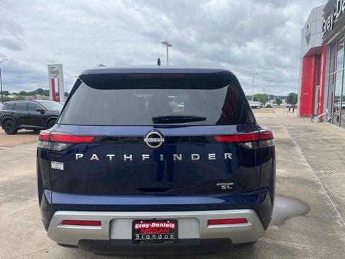 Used 2025 Nissan Pathfinder SL FWD image 4