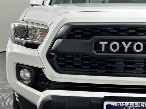Used 2017 Toyota Tacoma SR5 w/ Tow Package AWD/4WD image 4
