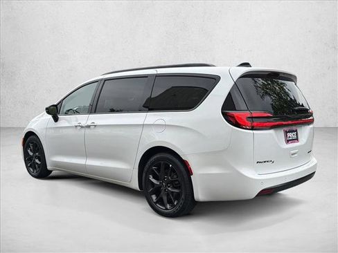 Used 2025 Chrysler Pacifica Limited FWD image 7