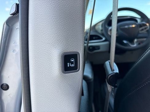 Used 2023 Chrysler Pacifica Touring-L FWD image 18