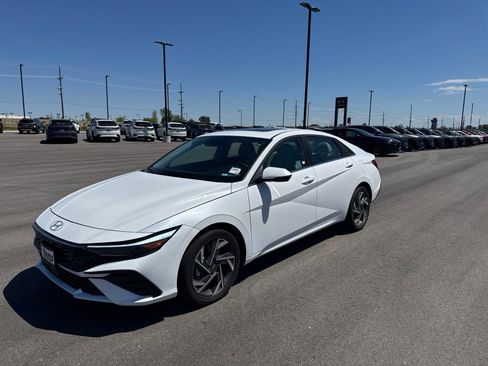 Used 2025 Hyundai Elantra Limited FWD image 3