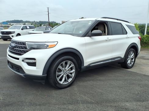 Used 2020 Ford Explorer XLT w/ Equipment Group 202A AWD/4WD image 3