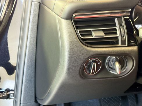 Certified 2025 Porsche Macan image 12