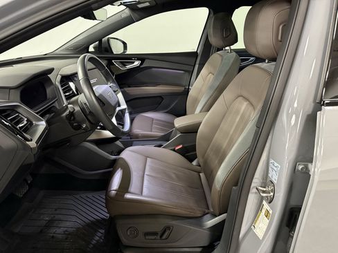 Used 2024 Audi Q4 e-tron Prestige image 9