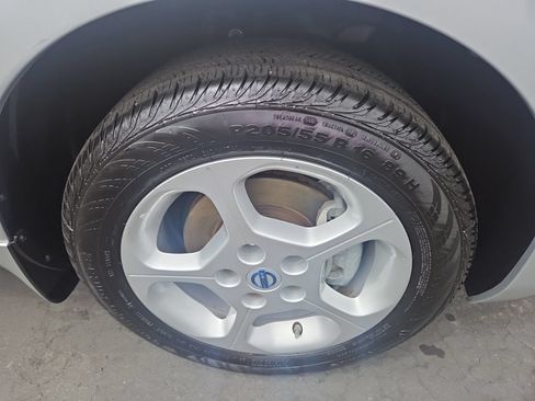 Used 2012 Nissan Leaf SL w/ Protection Pkg FWD image 2