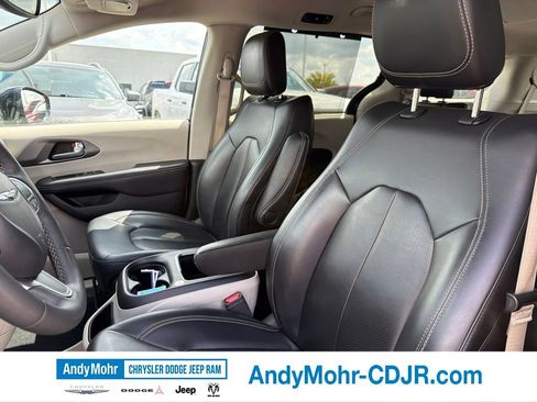 Used 2024 Chrysler Pacifica Touring-L FWD image 8