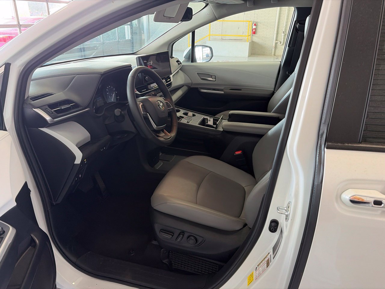 Used 2026 Toyota Sienna XLE FWD image 10