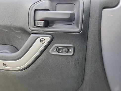 Used 2018 Jeep Wrangler Unlimited Sahara image 13