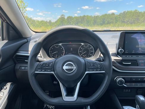 Used 2024 Nissan Altima 2.5 SV FWD image 19