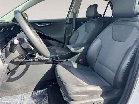 Used 2023 Kia Niro EX image 9