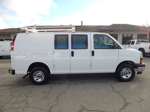 Used 2024 GMC Savana 2500 w/ Driver Convenience Package image 9