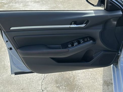 Used 2025 Nissan Altima 2.5 SR FWD image 16