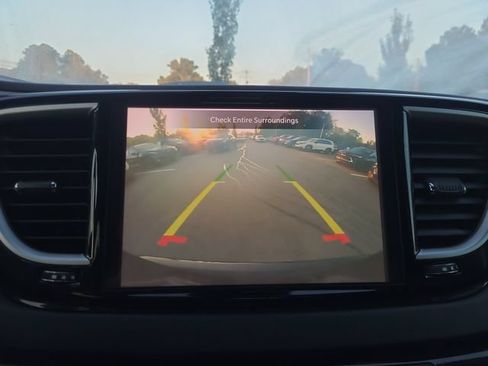 Used 2024 Chrysler Pacifica Touring-L FWD image 34
