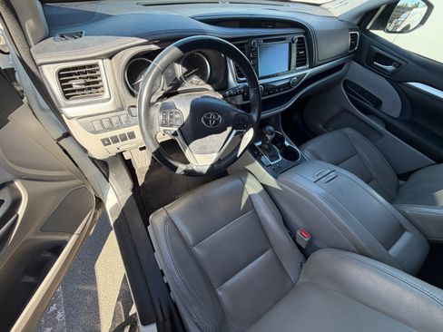 Used 2018 Toyota Highlander XLE FWD image 7
