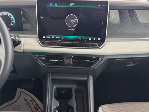 Used 2025 Volkswagen Tiguan SE image 3