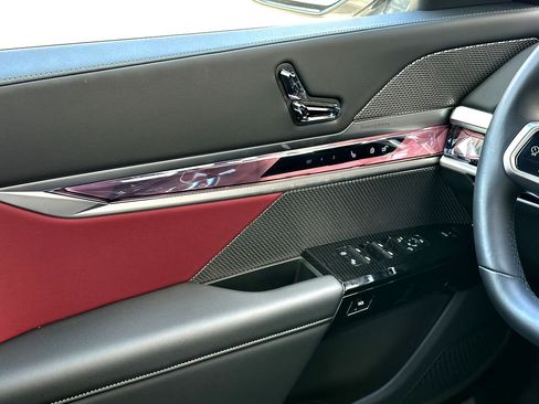 Certified 2025 BMW 740i image 26