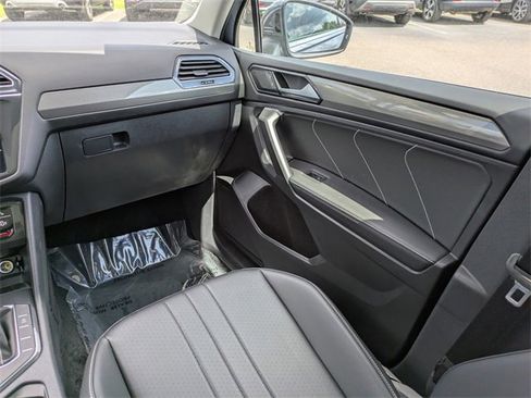 Certified 2024 Volkswagen Tiguan SE image 44