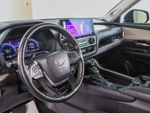 Used 2024 Toyota Grand Highlander AWD image 25