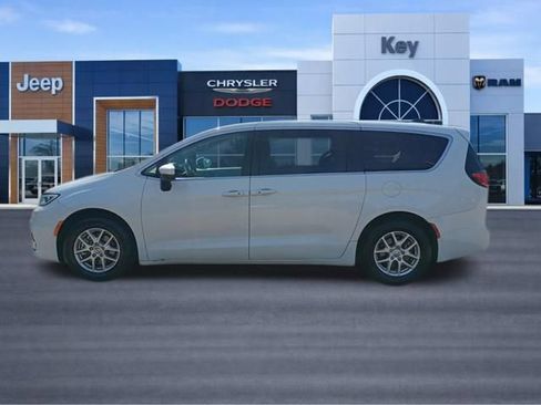Used 2023 Chrysler Pacifica Touring-L FWD image 2